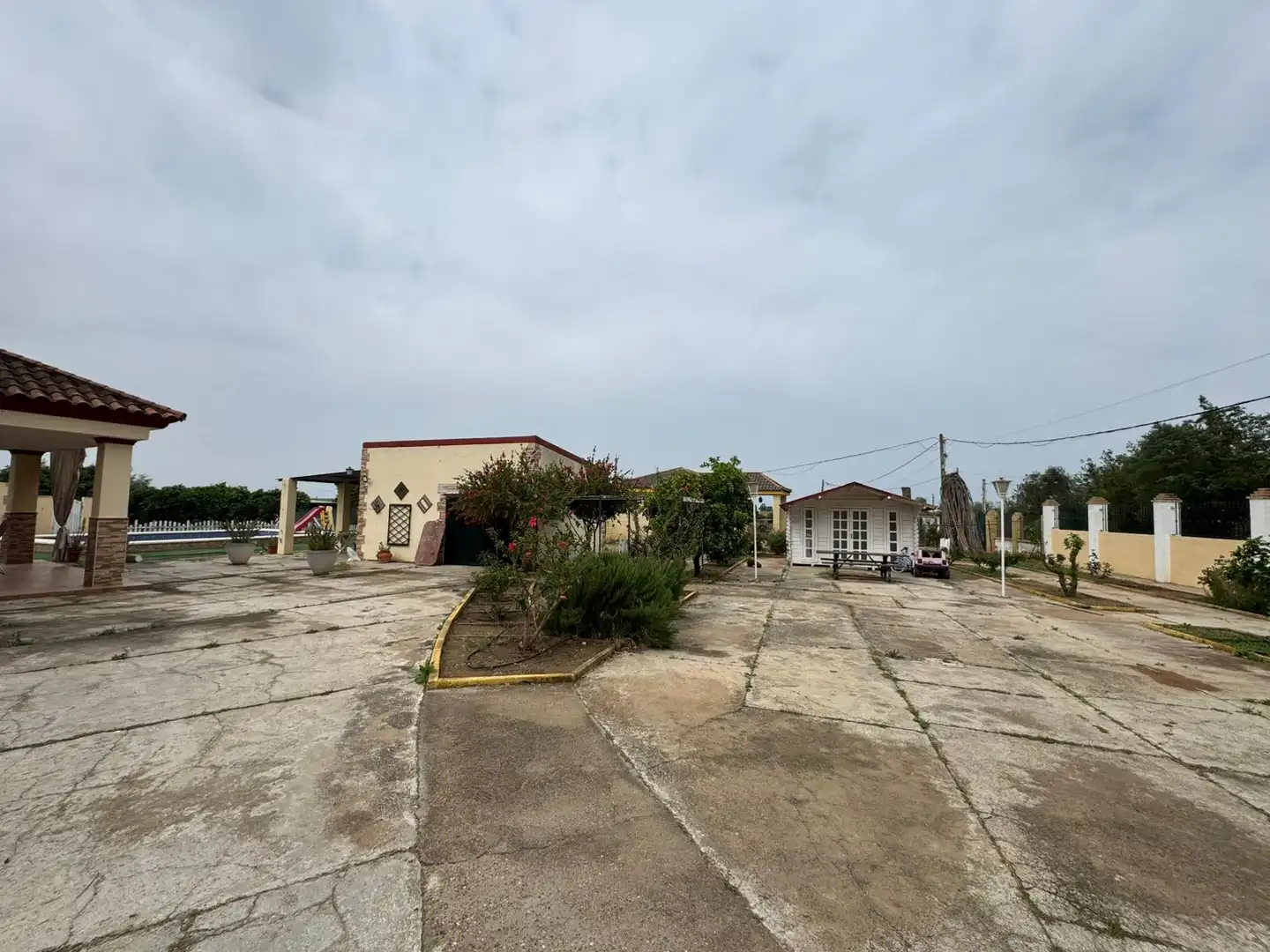 Vista exterior de Casa o chalet en venta en Carmona con Terraza, Trastero y Piscina
