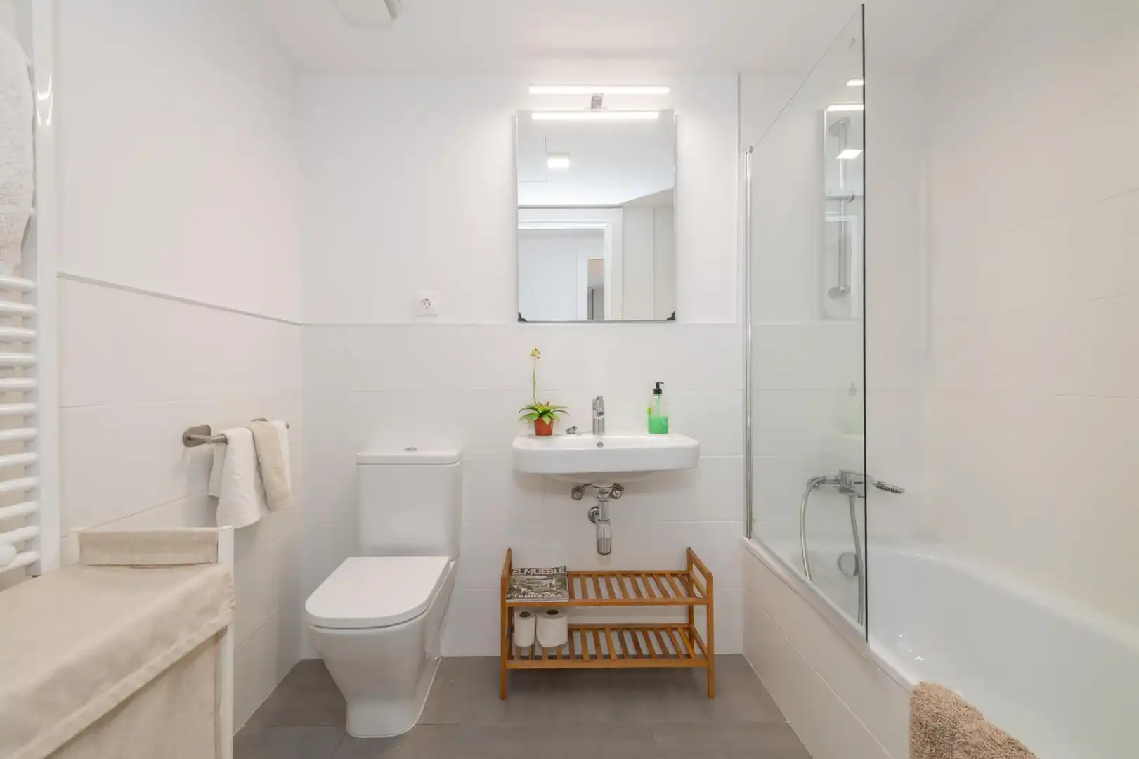 Bany de Apartament de lloguer en Girona amb Parquet i Piscina comunitària