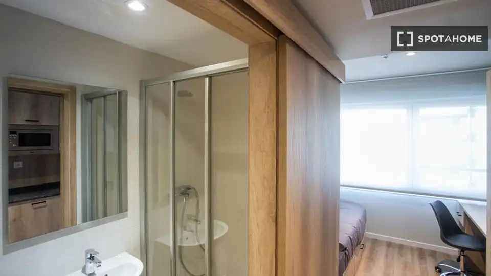 Bathroom of Flat for rent in Bilbao   with Air Conditioner, Heating and Furnished