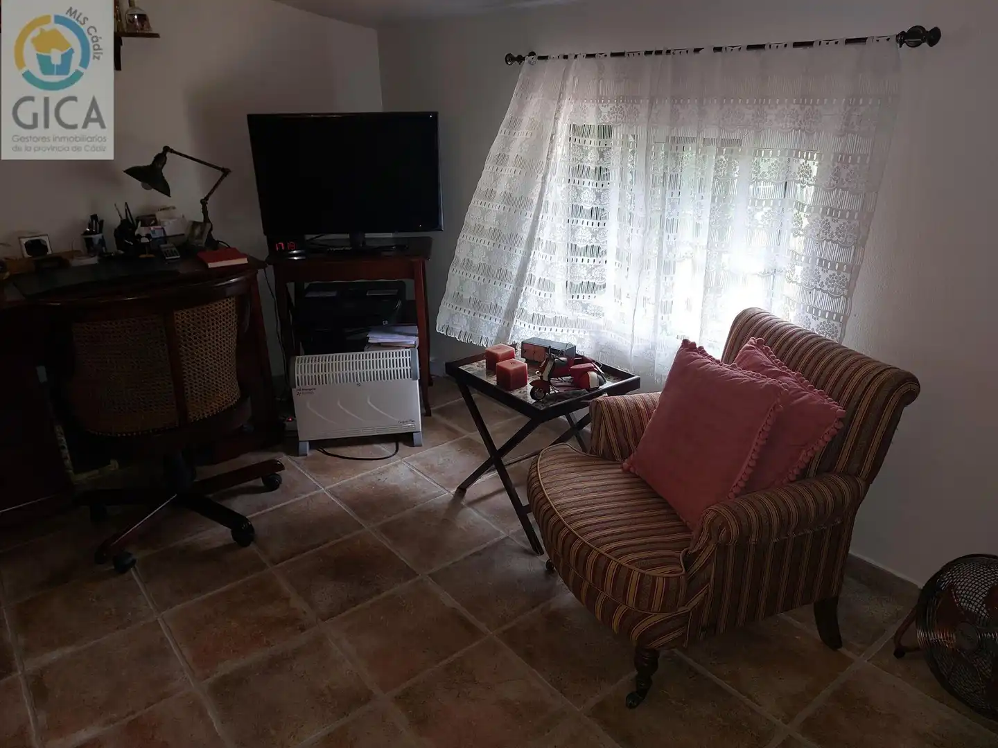 Sala d'estar de Casa o xalet en venda en Algeciras amb Aire condicionat, Jardí privat i Piscina