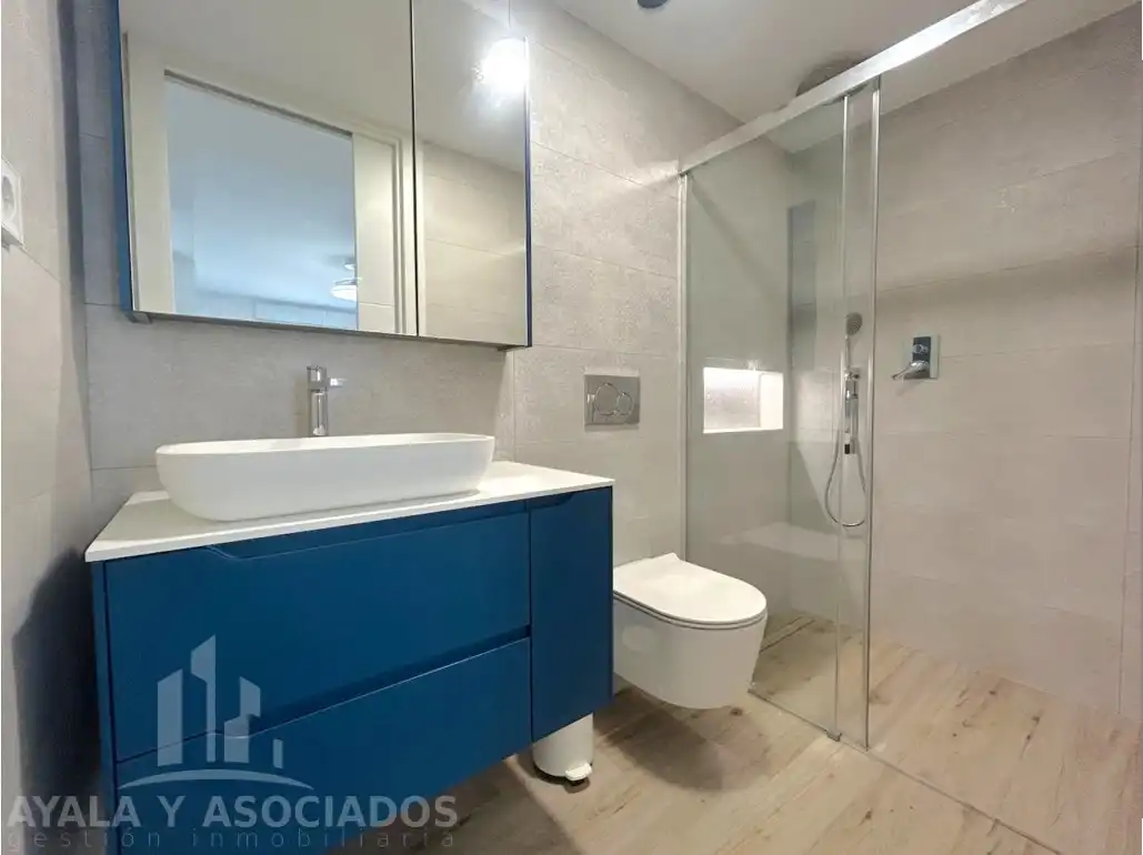 Badezimmer von Wohnung zum Verkauf in La Manga del Mar Menor mit Klimaanlage, Heizung und Parkett