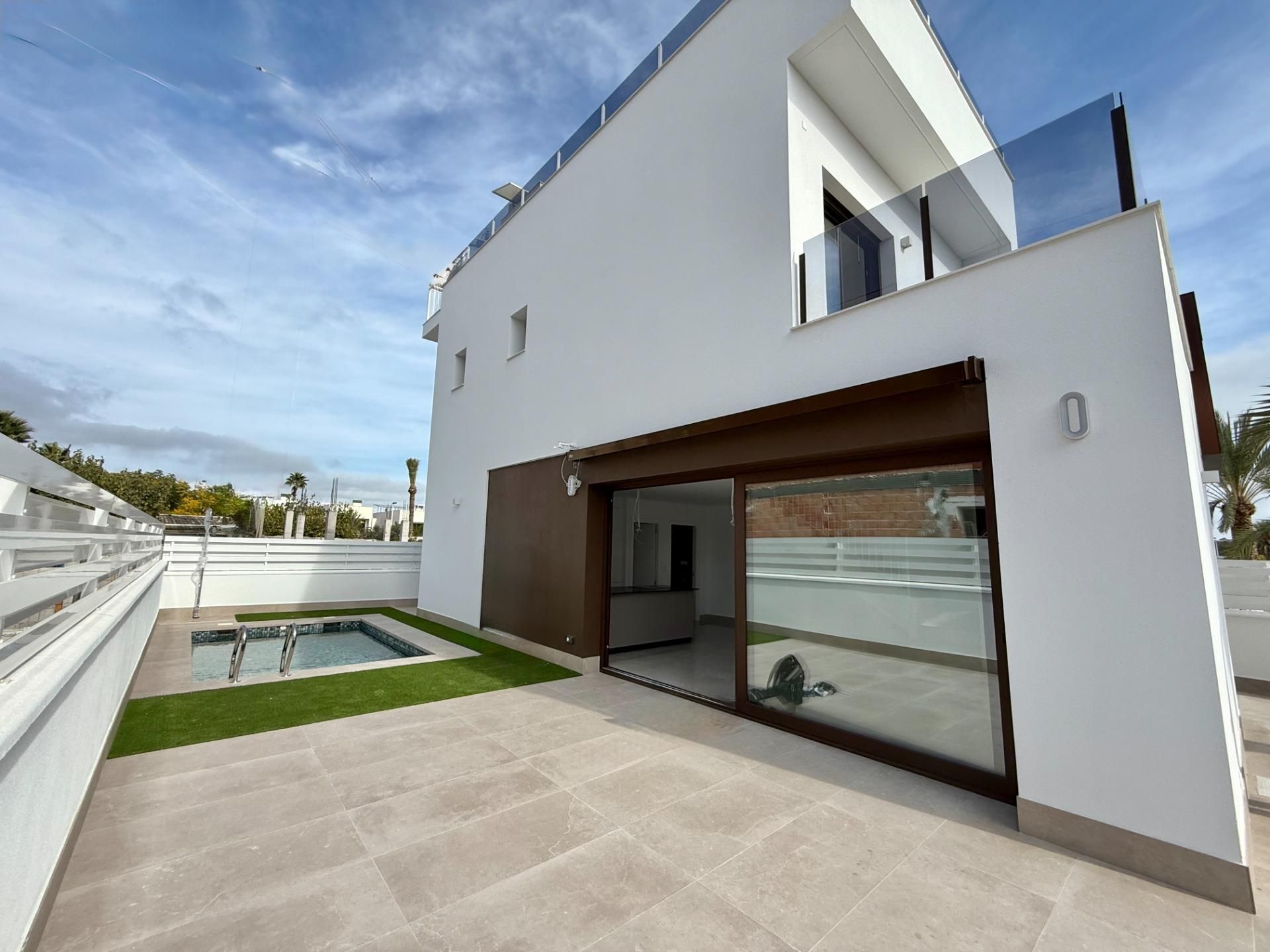 Vista exterior de Casa o xalet en venda en Elche / Elx amb Aire condicionat, Calefacció i Jardí privat