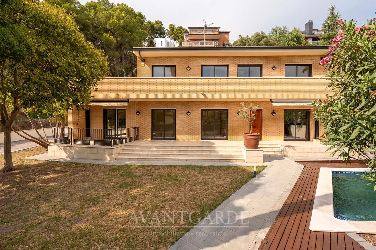 Vista exterior de Casa o chalet en venta en Pallejà con Aire acondicionado, Calefacción y Jardín privado