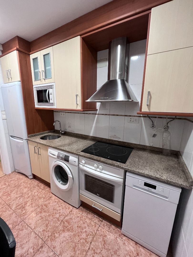 Cuina de Pis de lloguer en  Zaragoza Capital amb Calefacció, Parquet i Moblat