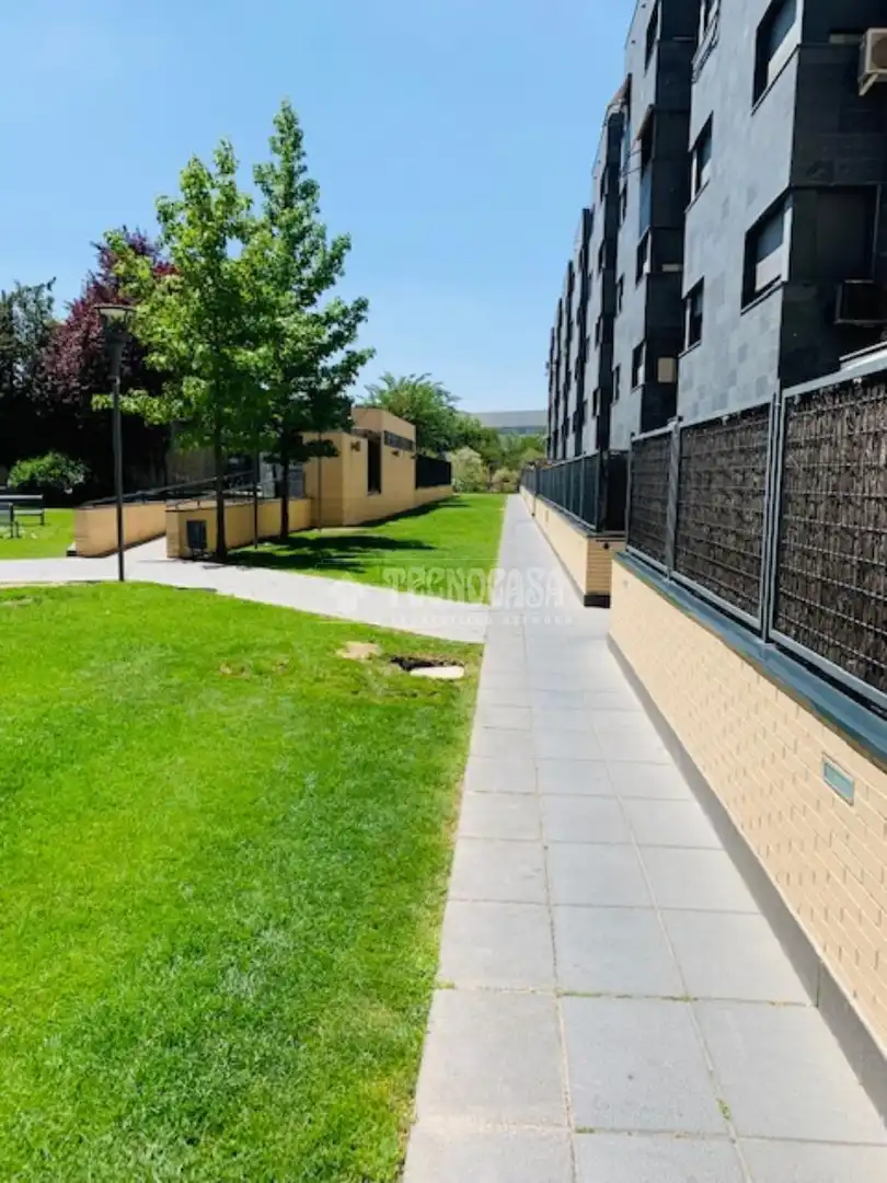 Vista exterior de Piso en venta en Valdemoro con Piscina comunitaria