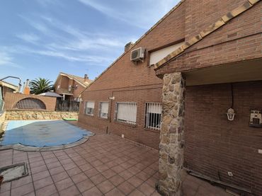 Adosado con piscina en venta en Velilla de San Antonio