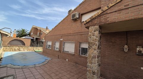 REF. 25.137 | EXCLUSIVO CHALET ADOSADO CON PISCINA PRIVADA Y AMPLIO JARDÍN EN VELILLA DE SAN ANTONIO (MADRID)