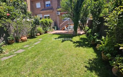 Jardí de Casa adosada en venda en Lardero amb Aire condicionat i Terrassa