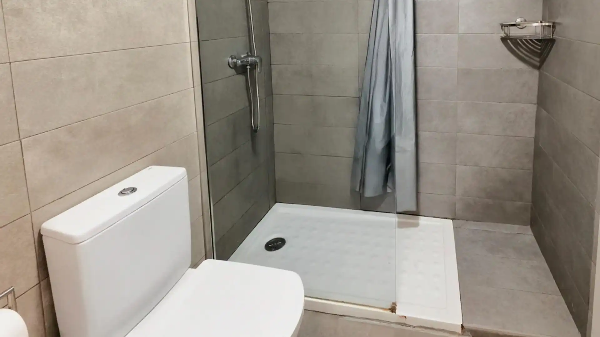 Bany de Pis en venda en San Juan de Aznalfarache amb Aire condicionat, Jardí privat i Parquet