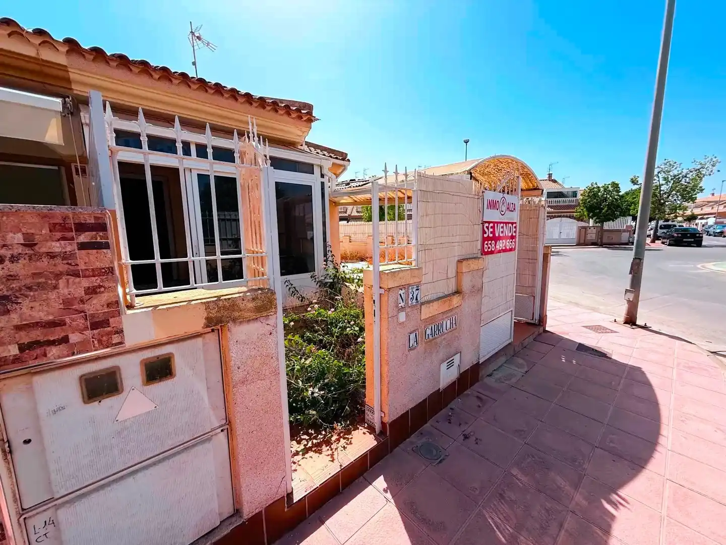 Vista exterior de Casa adosada en venda en Los Alcázares amb Jardí privat, Terrassa i Traster