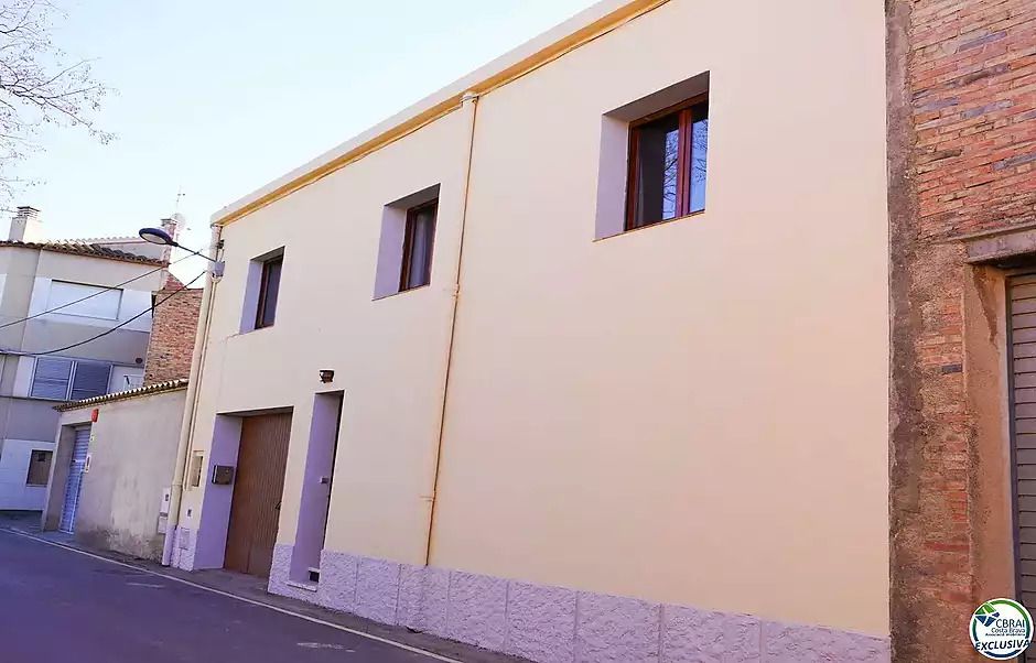 Exterior view of House or chalet for sale in Vila-sacra  with Terrace