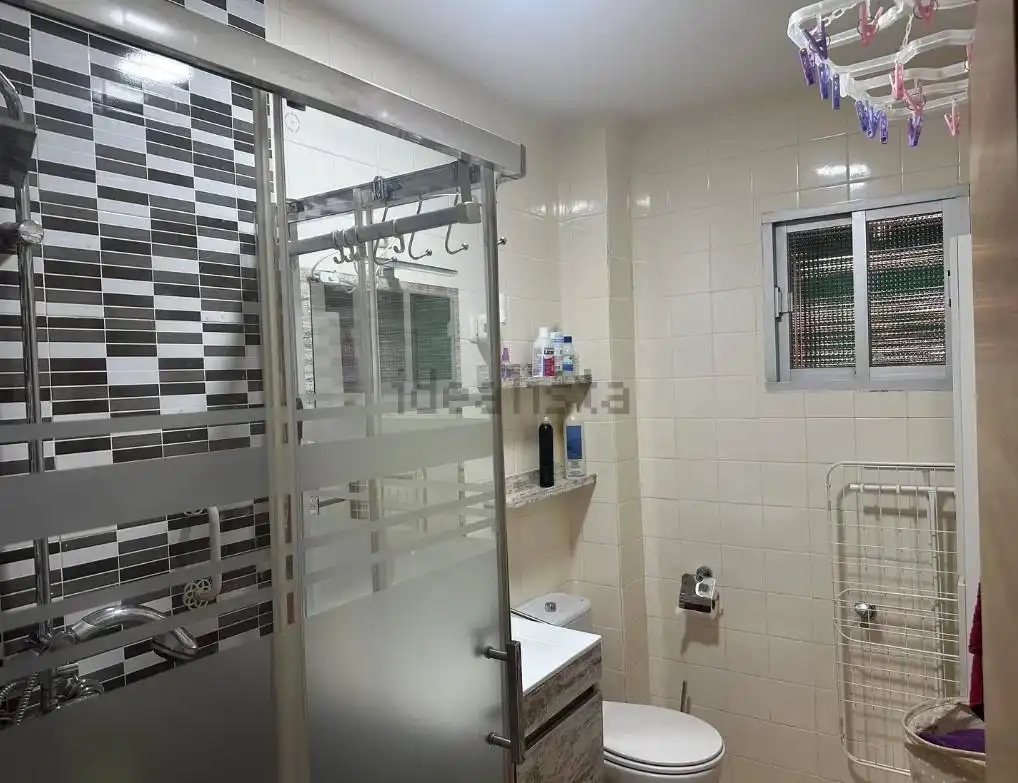 Bathroom of Ground floor for sale in  Madrid Capital  with Air Conditioner and Heating