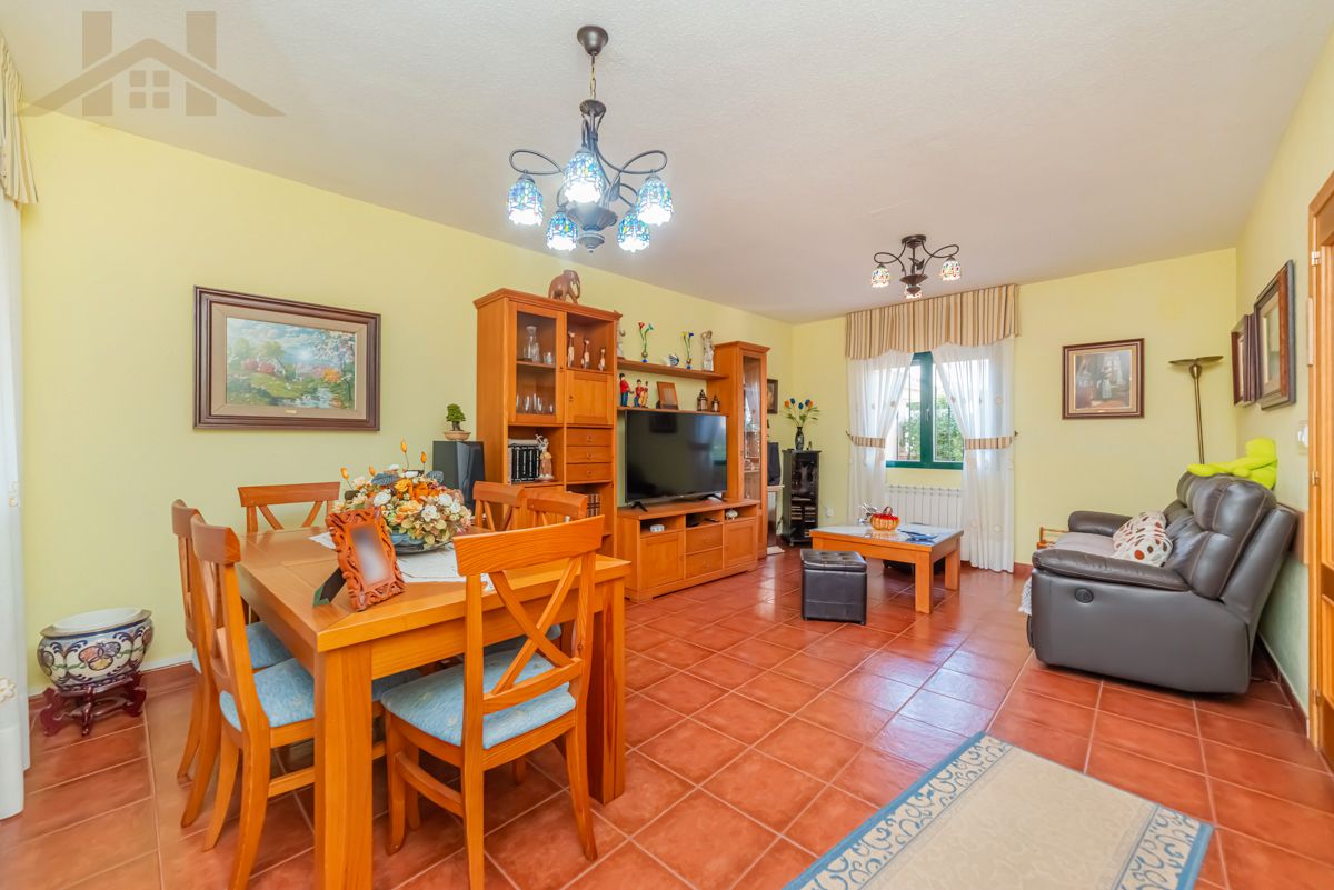 Sala d'estar de Casa adosada en venda en Miraflores de la Sierra amb Calefacció, Terrassa i Forn