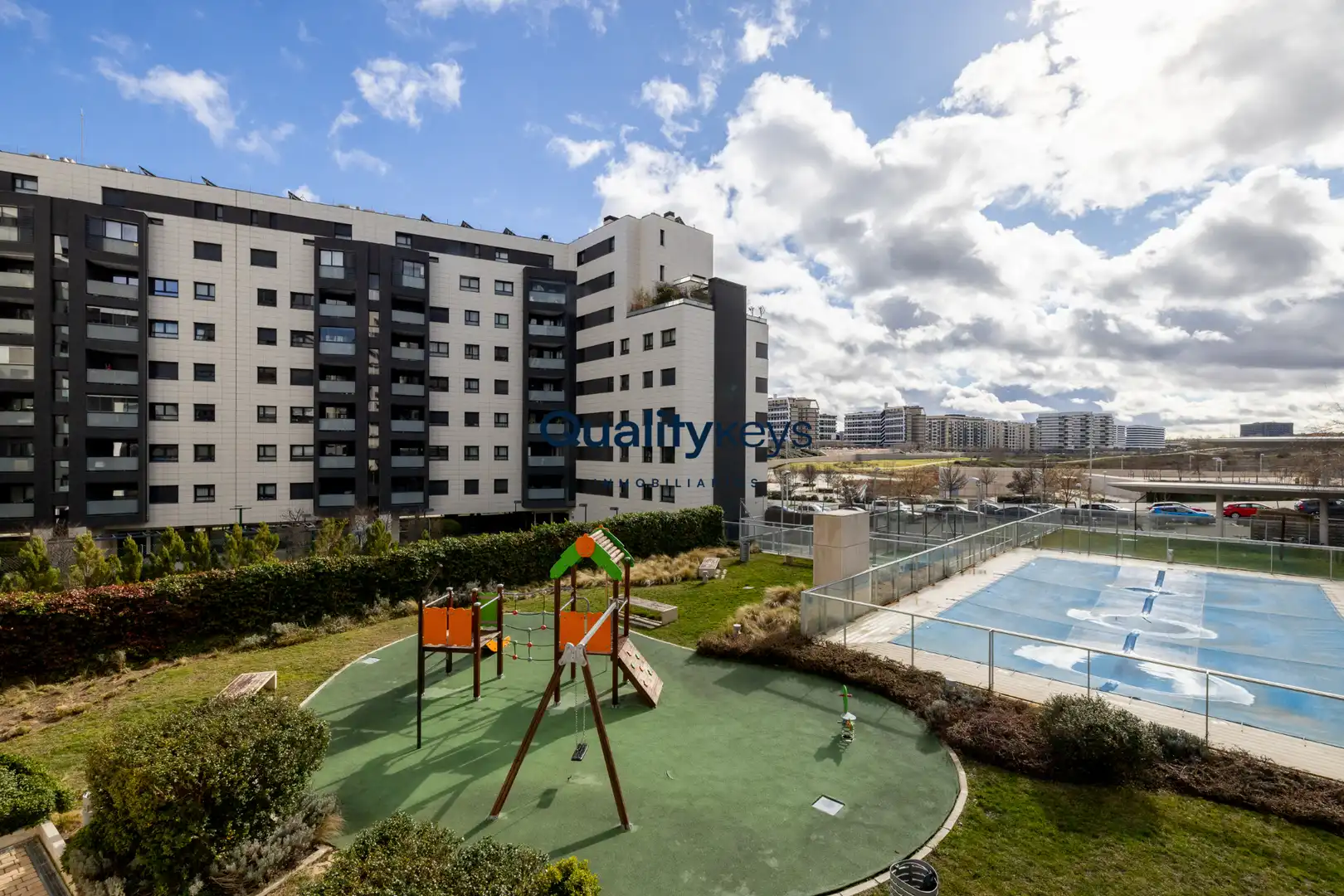 Schwimmbecken von Wohnung zum Verkauf in Madrid mit Klimaanlage, Heizung und Parkett
