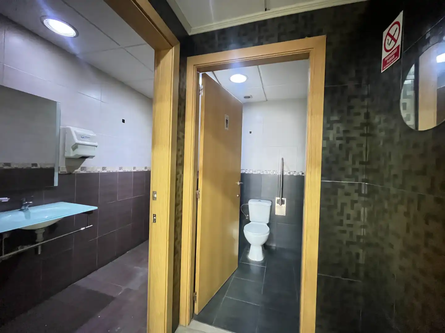 Badezimmer von Geschaftsraum zum Verkauf in Sagunto / Sagunt mit Klimaanlage und Möbliert