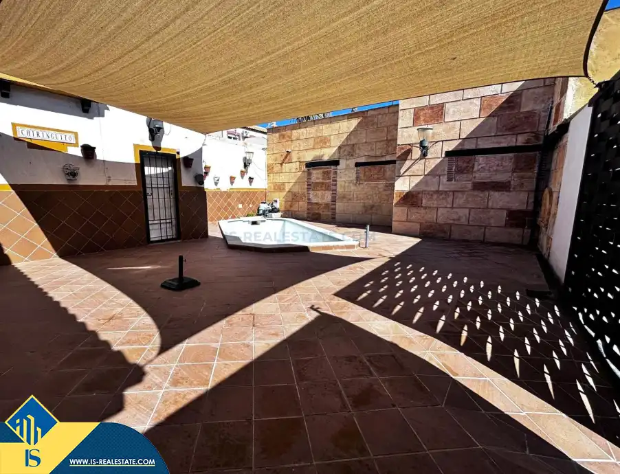 Chalet con piscina en venta en Los Balcones - Los Altos