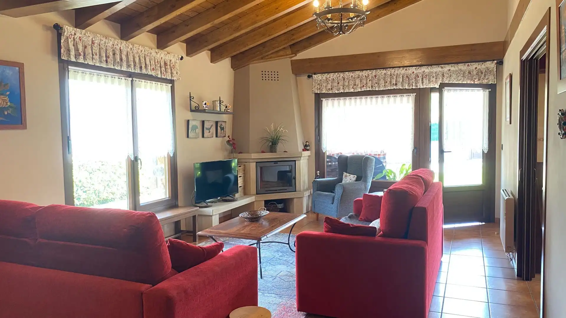 Sala d'estar de Casa o xalet en venda en Parres amb Calefacció, Jardí privat i Traster