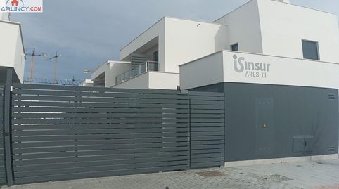 Bonito chalet Adosado en la urbanización privada ARES III en la zona de ENTRENUCLEOS !!!!