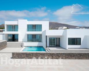 Vista exterior de Casa o xalet en venda en Tías amb Aire condicionat, Terrassa i Piscina