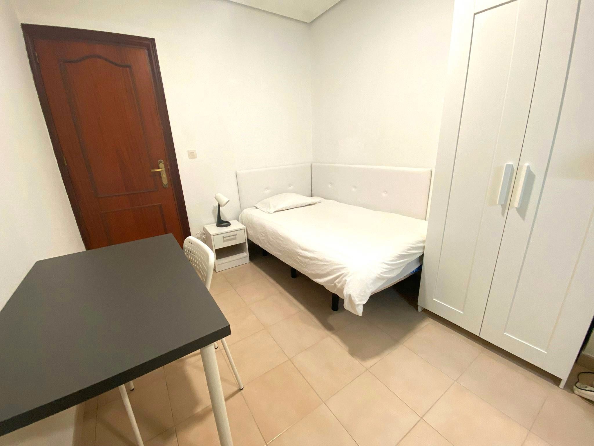 Bedroom of Flat to share in  Sevilla Capital  with Washing machine and Balcony