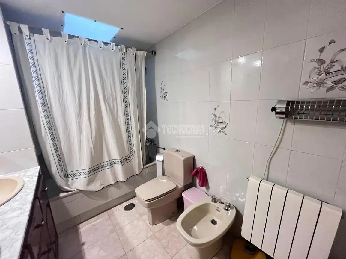 Baño de Casa o chalet en venta en Los Navalmorales con Aire acondicionado, Calefacción y Amueblado