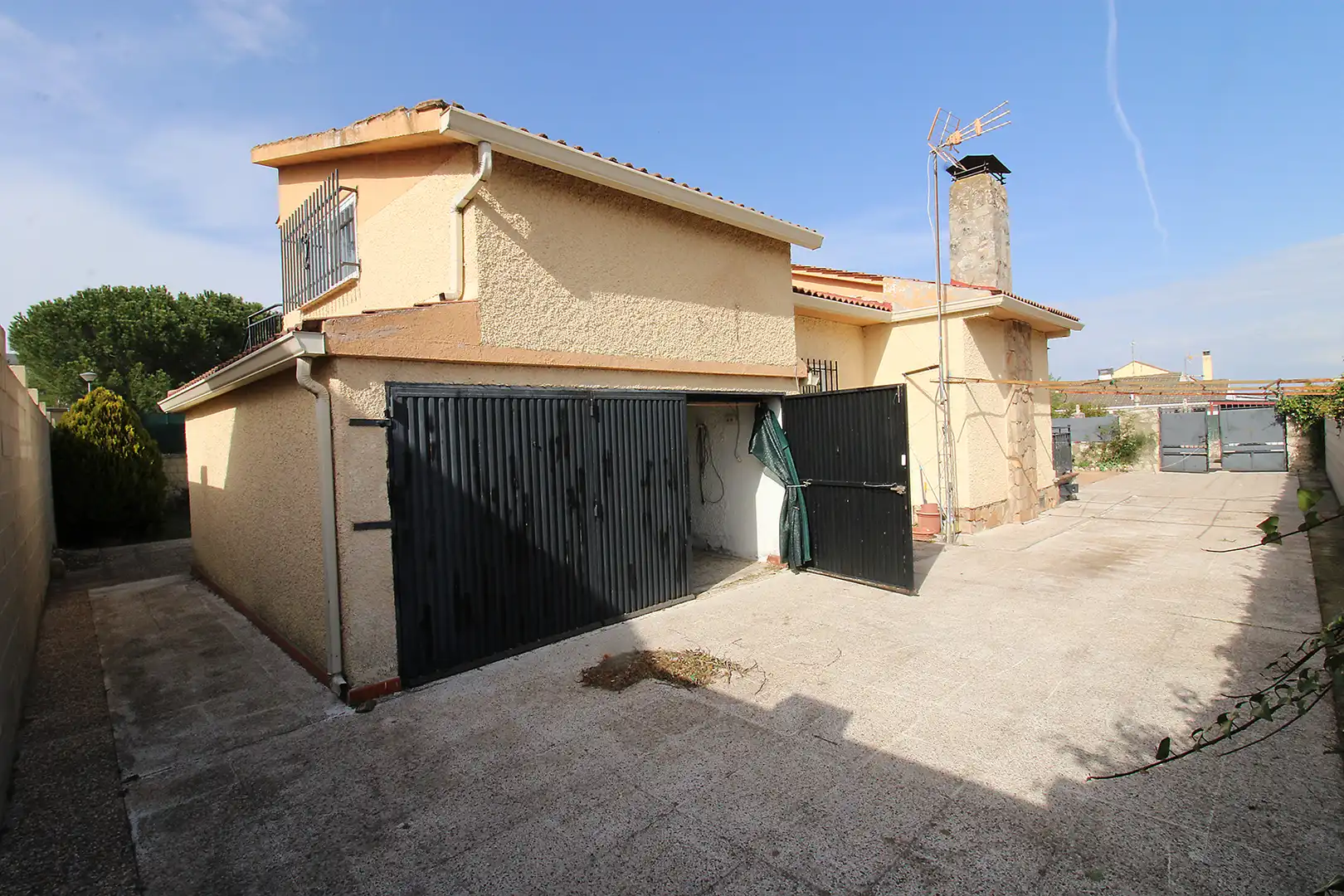 Detached house with garden for sale in Calle Bolivia, imagen 16