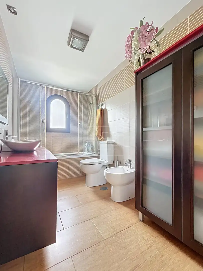 Baño de Casa o chalet en venta en Vegas del Genil con Aire acondicionado, Jardín privado y Terraza