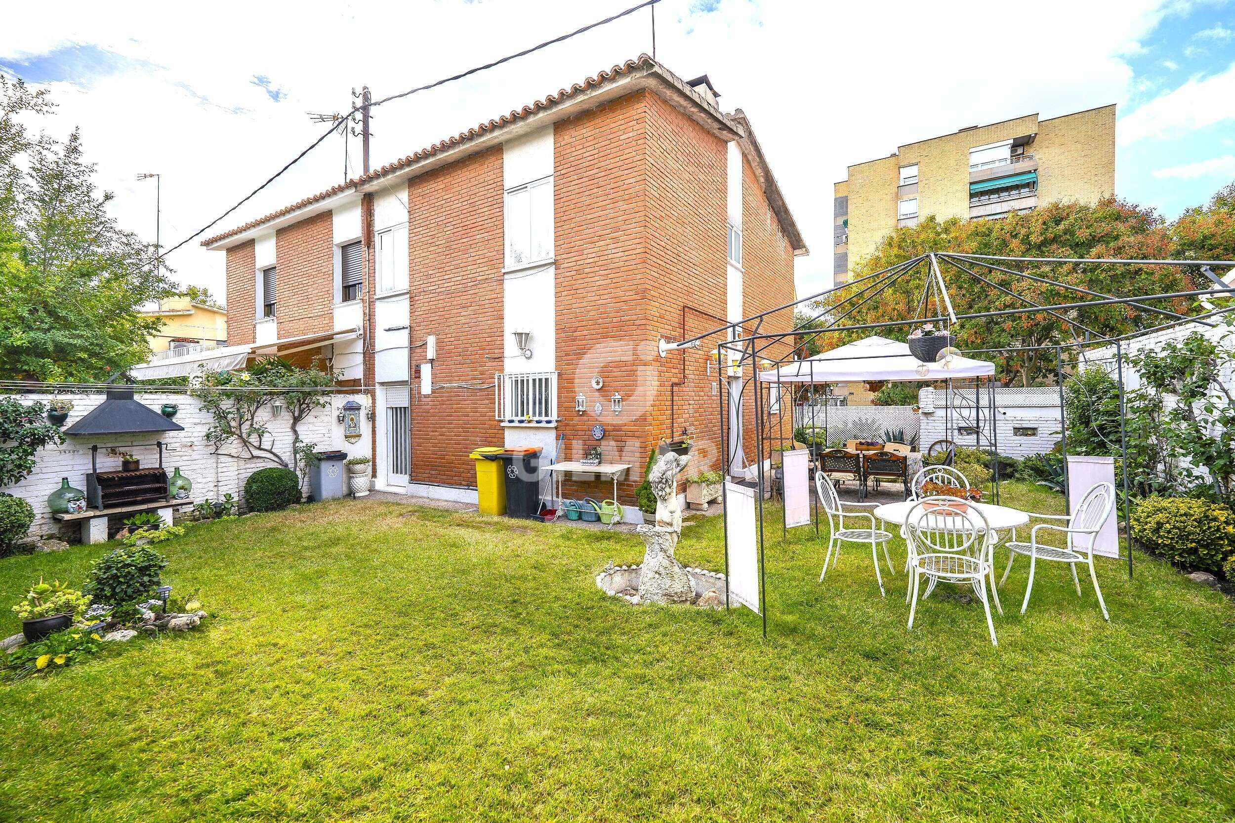 Garden of Single-family semi-detached for sale in  Madrid Capital  with Heating and Private garden