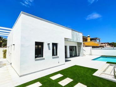 Chalet con balcón en venta en Calle Lentisco
