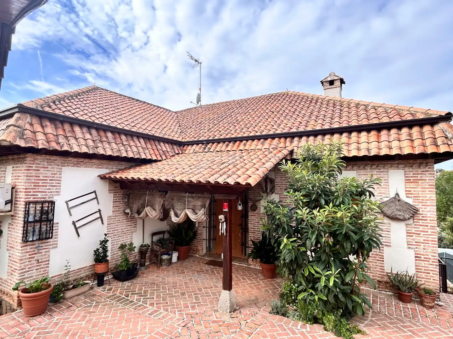 Vista exterior de Casa o xalet en venda en Santa Cruz del Retamar amb Aire condicionat, Calefacció i Jardí privat