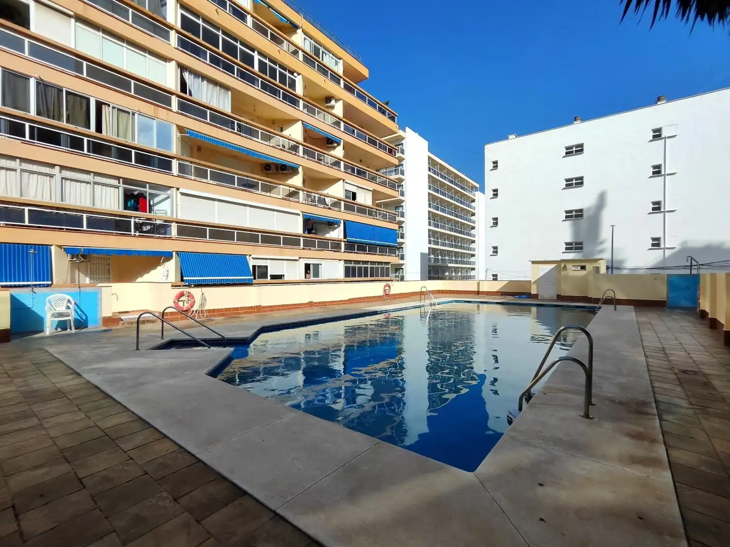 Schwimmbecken von Wohnung zum Verkauf in Torremolinos mit Klimaanlage, Privatgarten und Terrasse