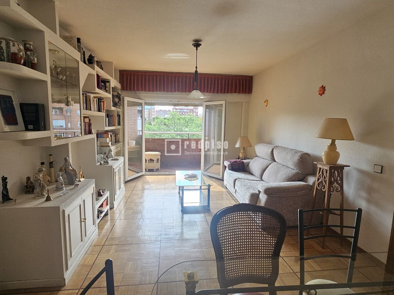Sala d'estar de Pis en venda en  Madrid Capital amb Calefacció, Parquet i Terrassa