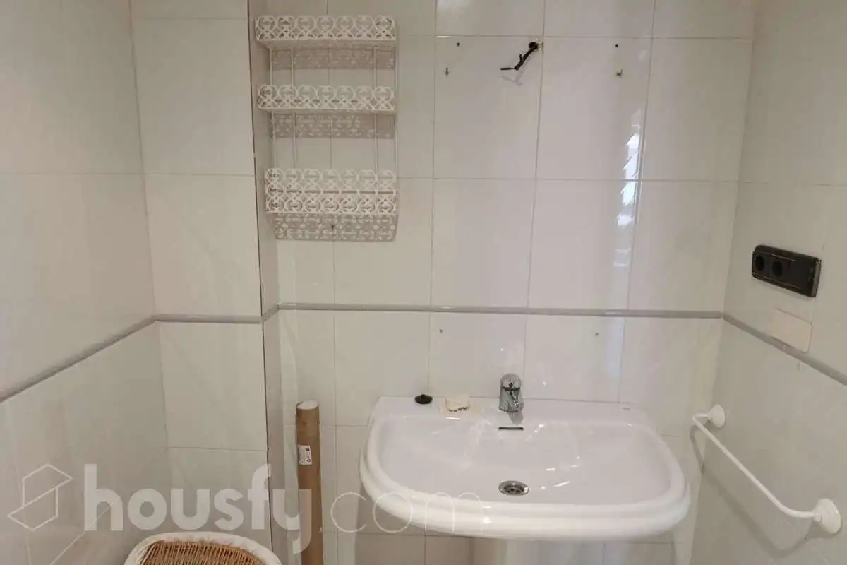 Bany de Casa adosada de lloguer en Torrevieja amb Aire condicionat, Terrassa i Traster