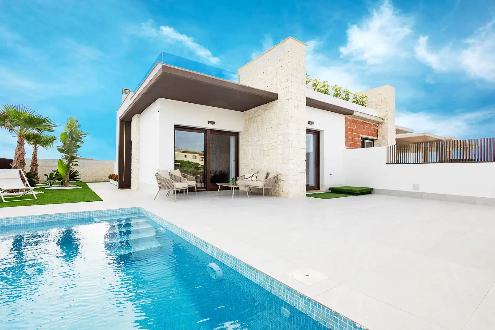 House with pool for sale in Jacarilla