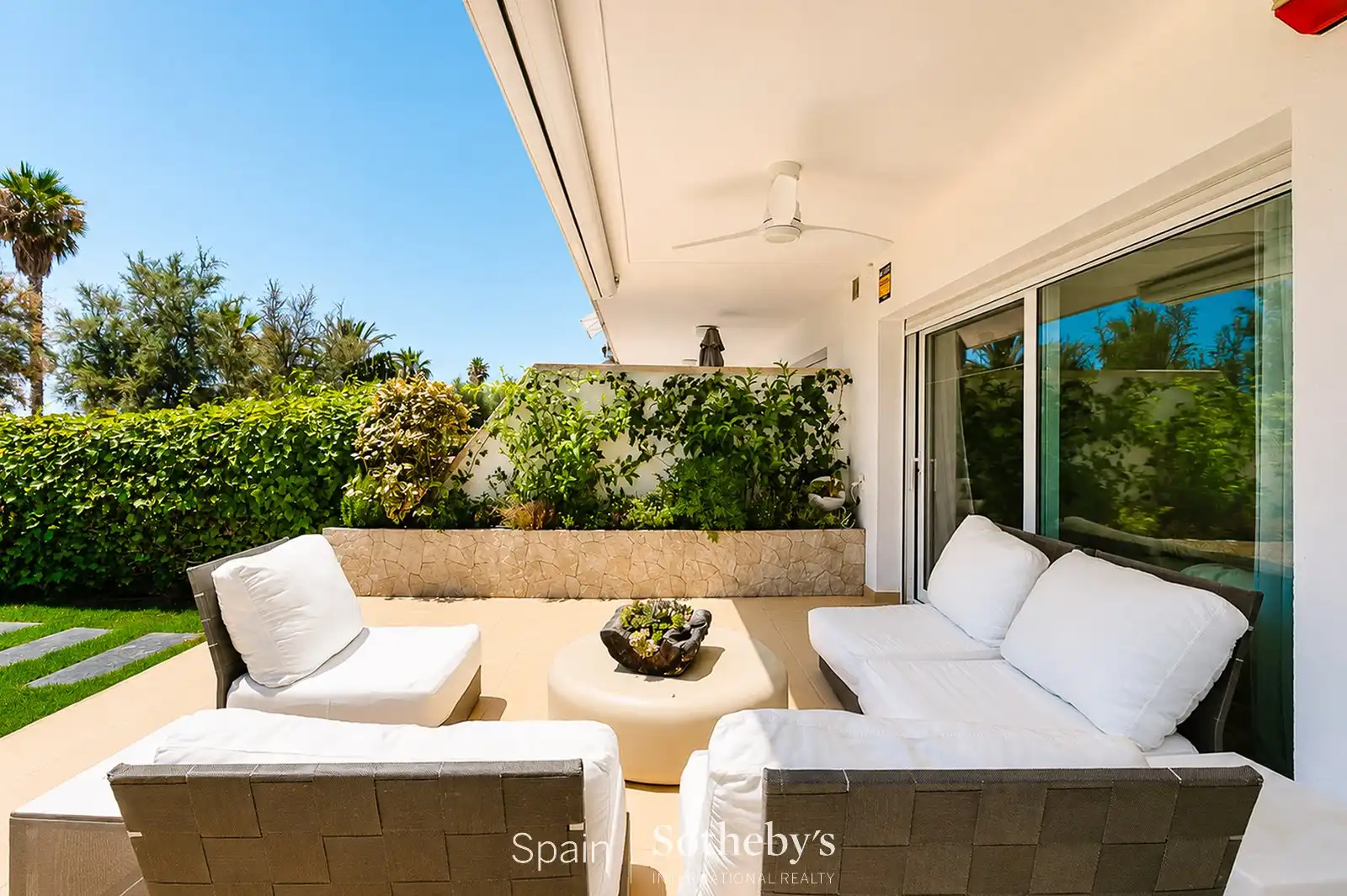 Terrasse von Wohnungen zum Verkauf in Sitges mit Klimaanlage, Heizung und Privatgarten