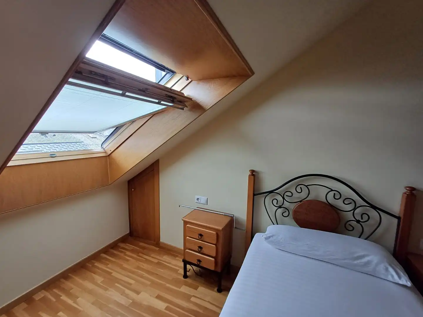 Schlafzimmer von Wohnung zur Miete in A Coruña Capital  mit Heizung, Terrasse und Möbliert