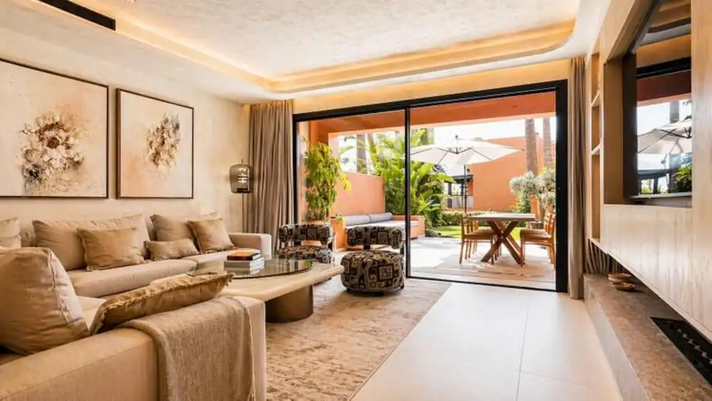 Sala d'estar de Casa adosada de lloguer en Marbella amb Aire condicionat, Jardí privat i Terrassa