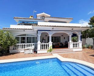 Vista exterior de Casa o xalet en venda en Marbella amb Aire condicionat, Terrassa i Piscina