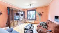 Sala d'estar de Pis en venda en Oviedo  amb Calefacció, Parquet i Traster