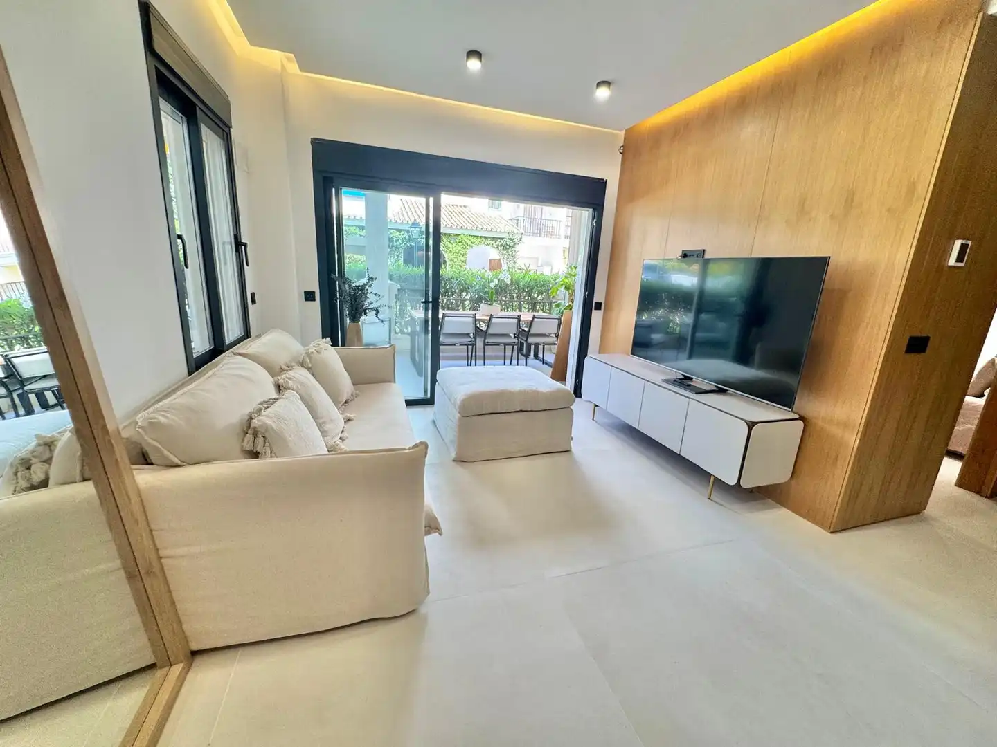 Sala d'estar de Planta baixa en venda en Marbella amb Aire condicionat, Terrassa i Piscina