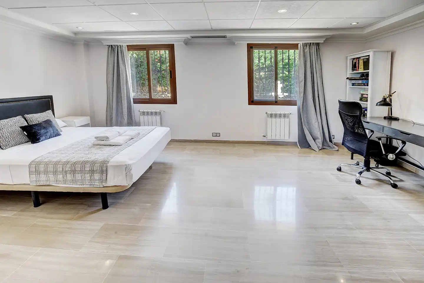 Dormitori de Casa o xalet en venda en Benalmádena amb Aire condicionat, Jardí privat i Terrassa