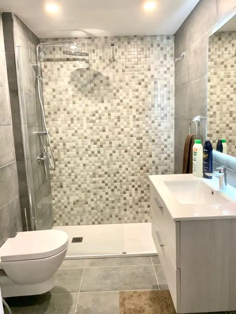Bany de Apartament en venda en Alicante / Alacant amb Aire condicionat, Terrassa i Moblat