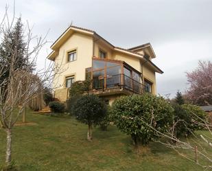 Vista exterior de Casa o xalet en venda en Oviedo  amb Calefacció, Jardí privat i Terrassa