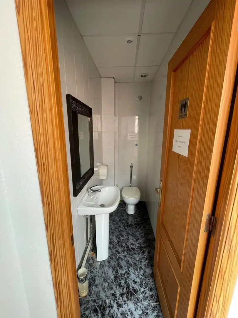 Baño de Local de alquiler en El Ejido con Aire acondicionado