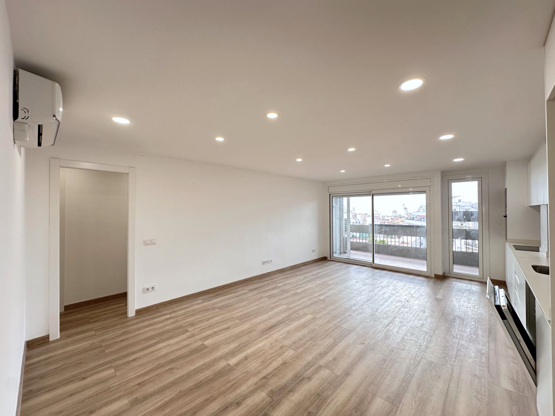 Living room of Flat for sale in Badalona  with Air Conditioner, Heating and Parquet flooring