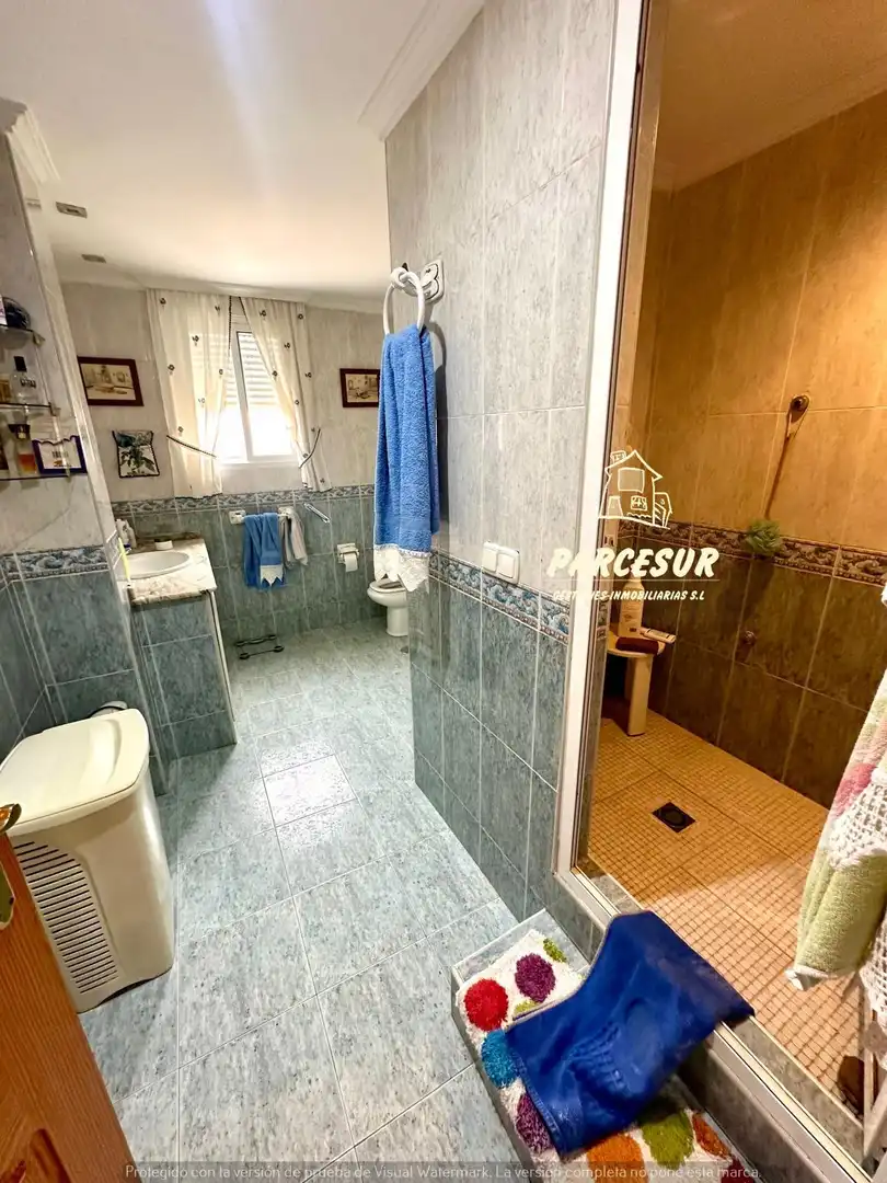 Bany de Casa o xalet en venda en Córdoba amb Aire condicionat, Calefacció i Jardí privat
