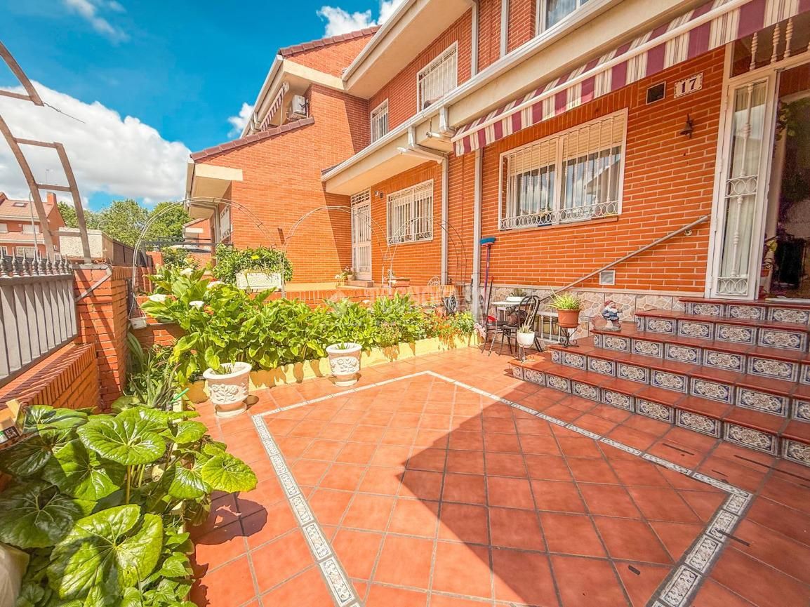 Vista exterior de Casa adosada en venda en Parla amb Calefacció i Balcó