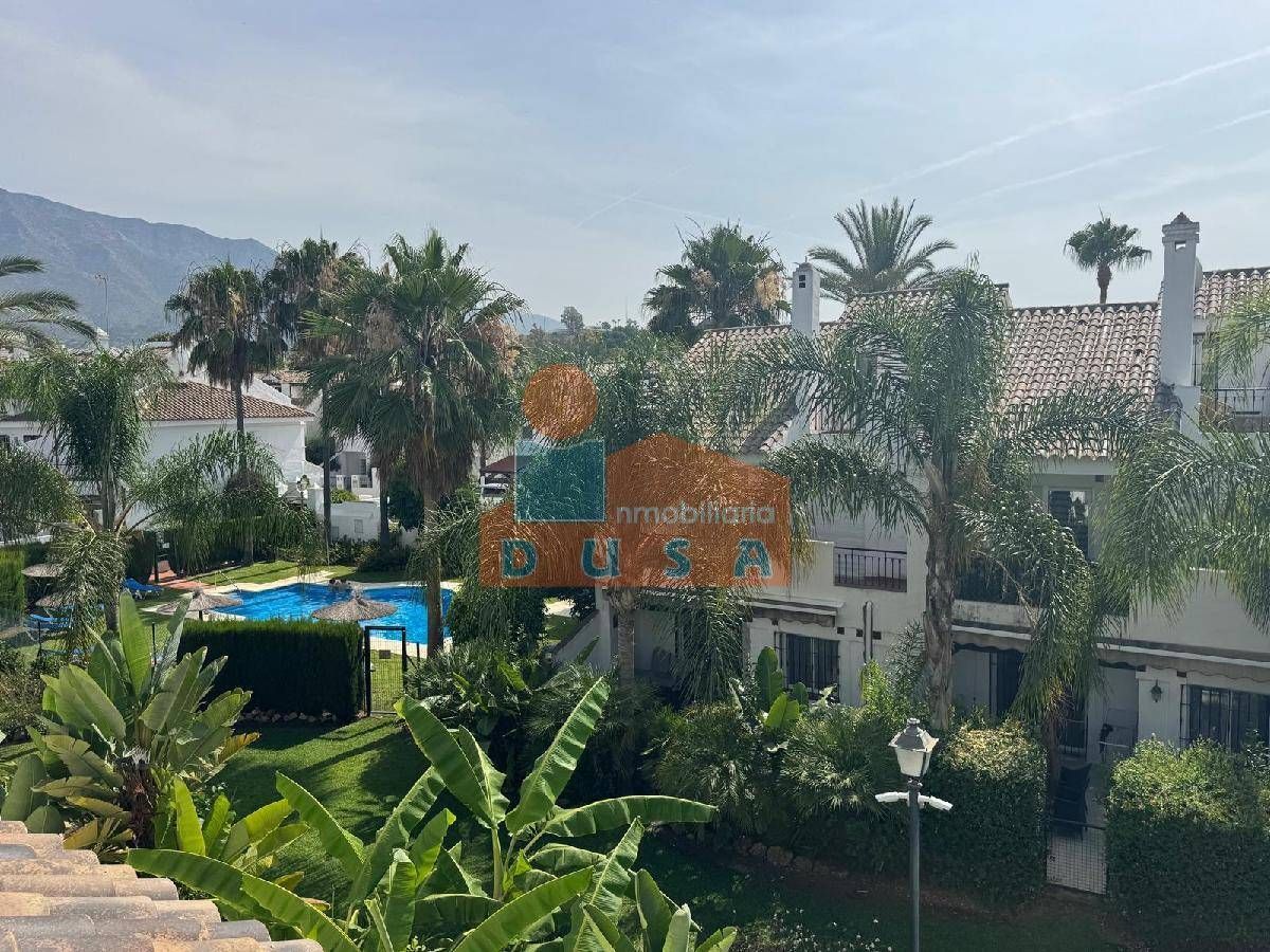 Vista exterior de Casa o xalet de lloguer en Marbella amb Aire condicionat, Calefacció i Piscina