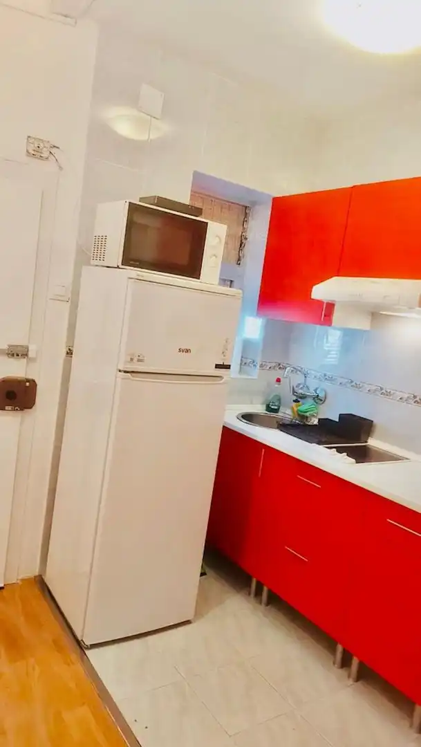 Kitchen of Flat for share in Madrid  with Washing machine