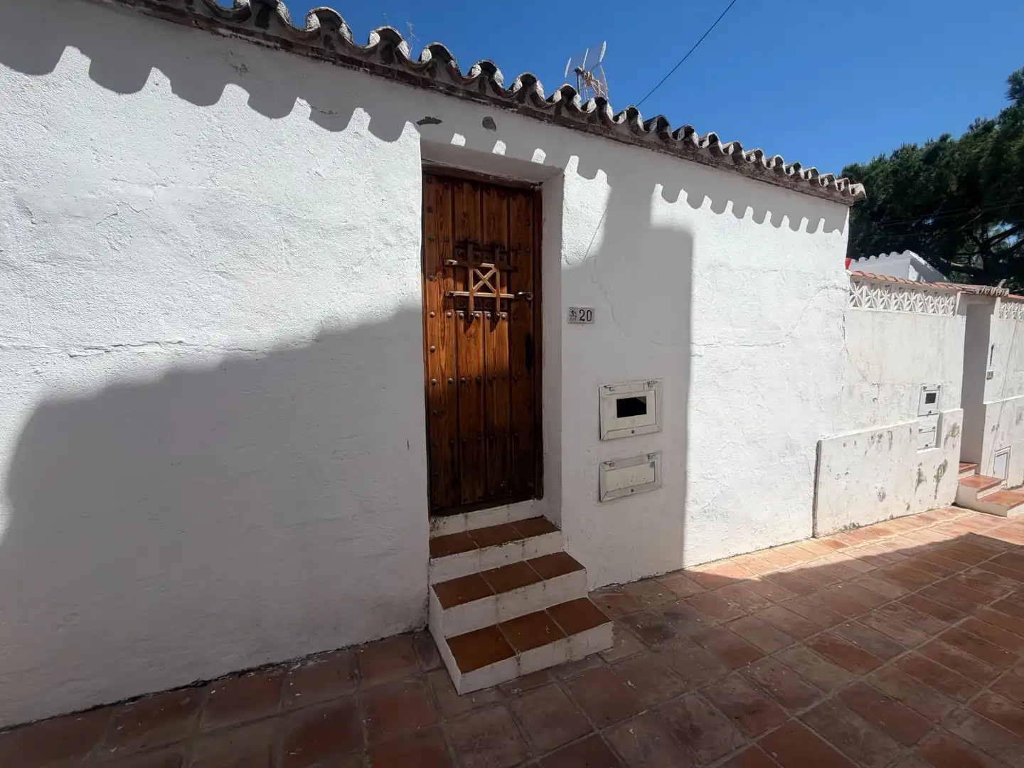 Außenansicht von Einfamilien-Reihenhaus zum Verkauf in Marbella